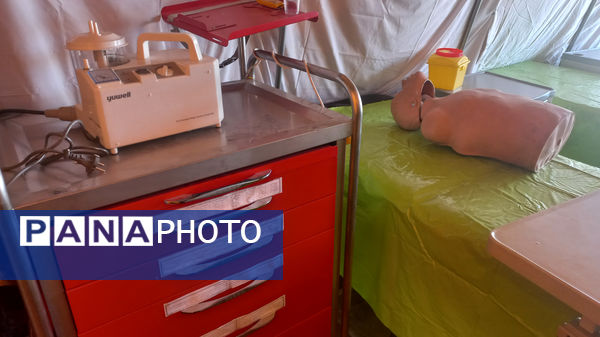 نمایشگاه هفته دفاع مقدس در مجتمع فرهنگی و ورزشی فجر نیشابور