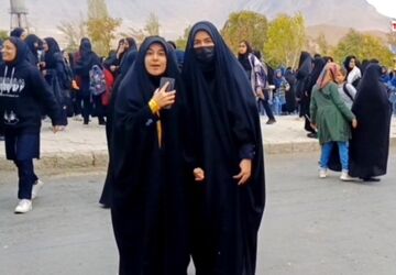 شور و حال دانش آموزان و مردم فریدن در راهپیمایی ۱۳ آبان
