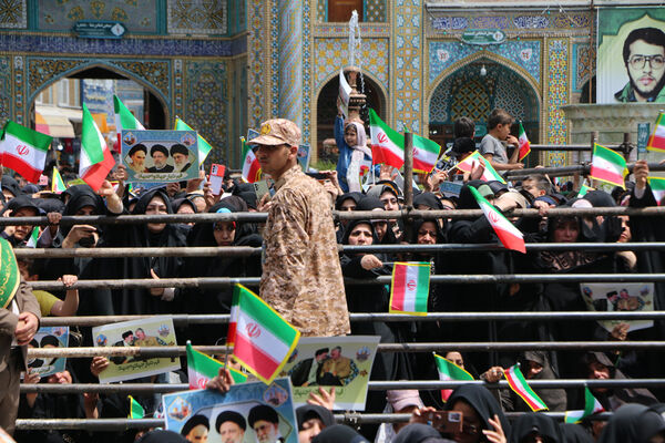 حضور پرشور نوجوانان قمی در آیین استقبال از رئیس جمهوری 