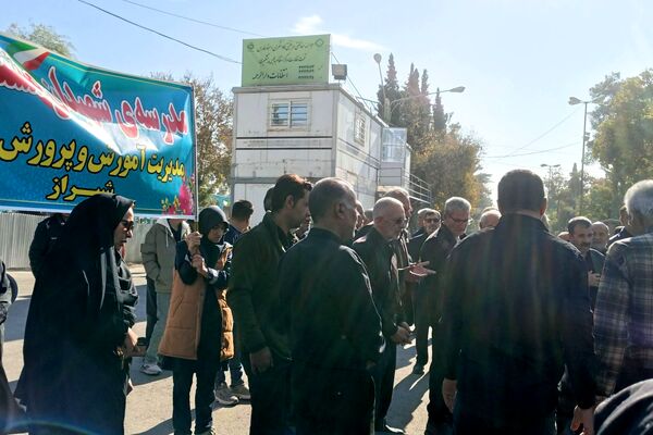 تشییع پیکر مادر شهیدان مشتاقیان در شیراز