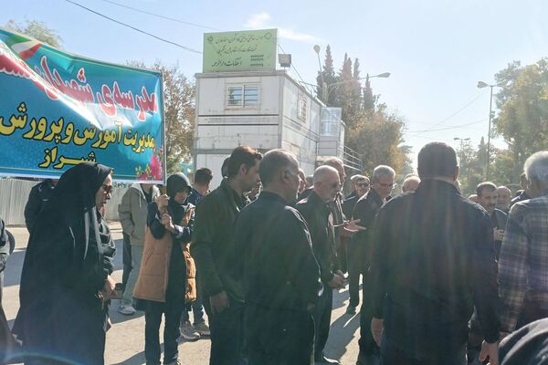 تشییع پیکر مادر شهیدان مشتاقیان در شیراز
