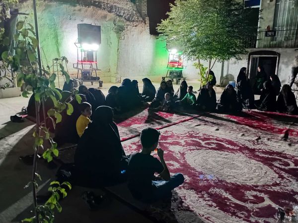 مراسم عزاداری ماه صفر در روستای نقاب در هنگام قطع برق