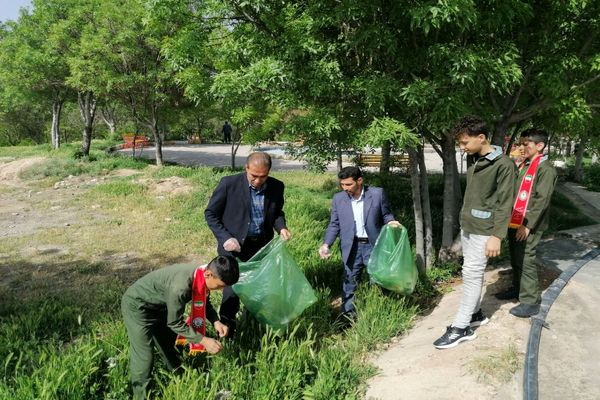 حضور دانش‌آموزان پیشتاز دبستان شهید شوشتری در کوهستان پارک شهرستان فاروج