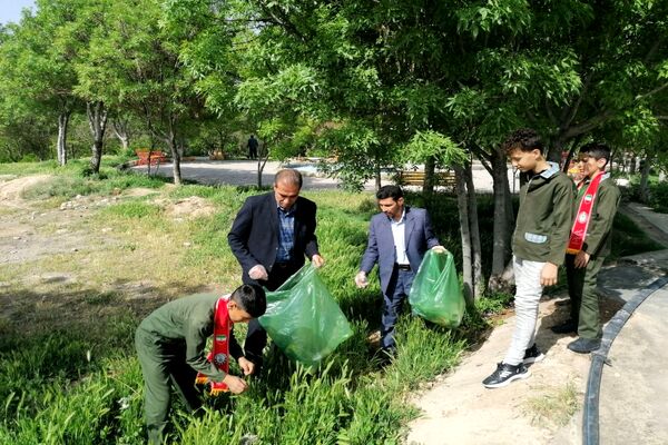 حضور دانش‌آموزان پیشتاز دبستان شهید شوشتری در کوهستان پارک شهرستان فاروج