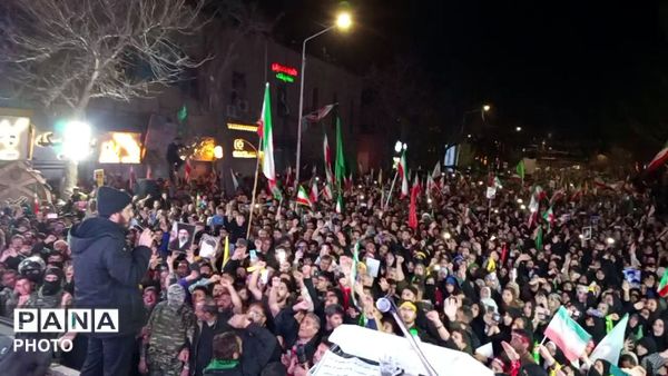 پیمان دوباره با رهبری با نوای رسای مهدی رسولی در آیین تجدید بیعت 