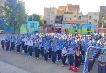 به صدا در آمدن زنگ آغاز سال تحصیلی در مدرسه شهید معظم 