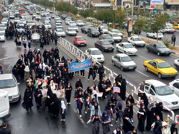 حضور دانش آموزان اسلامشهری در راهپیمایی ۱۳ آبان