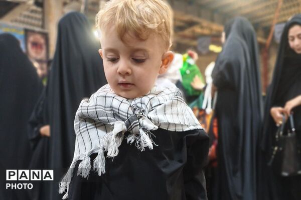 حضور مادران و نوزادان شش ماهه در همایش شیرخوارگان حسینی