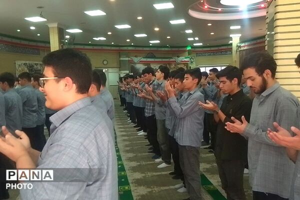اقامه اولین نماز ماه مهر در دبیرستان حکمت نبوی ناحیه دو شهرری 