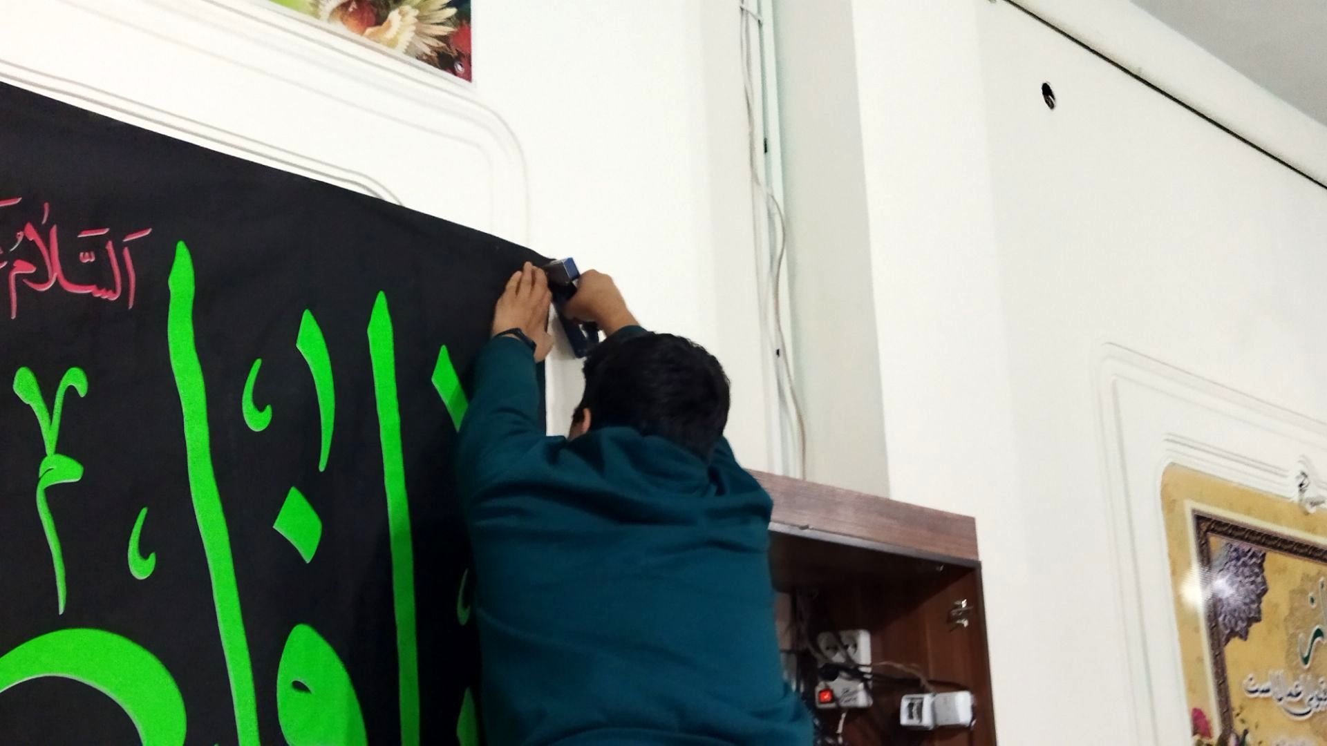 آماده‌سازی نمازخانه دبیرستان شاهد برای استقبال از شهید گمنام