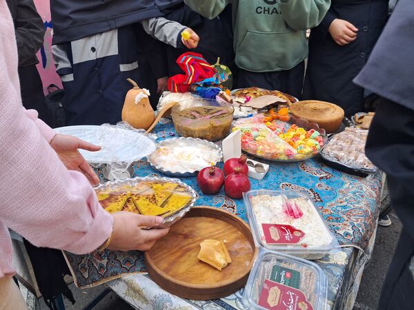 بازارچه دست‌ساخته‌های دانش‌آموزی در دبیرستان بهار آزادی قائمشهر