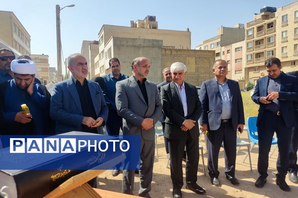 آیین کلنگ زنی مدرسه دوازده کلاسه در شهرک سبحان