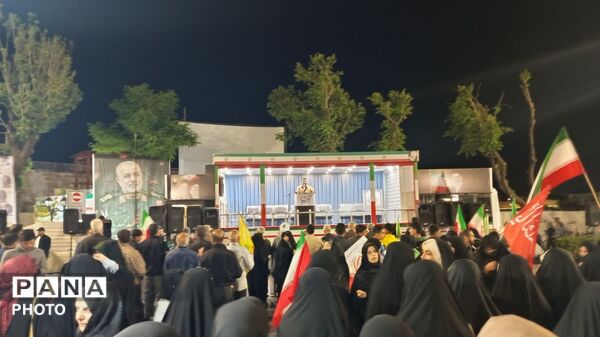 ایستاده در میدان ساعت تبریز