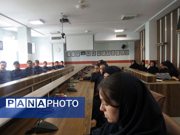 دیدار رئیس آموزش و پرورش ناحیه یک کرج با اعضای شورای دانش‌آموزی مدارس