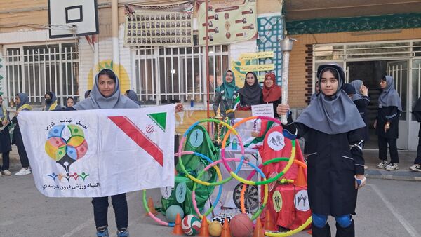حرکات ورزشی و نمایشی در افتتاحیه المپیاد درون مدرسه‌ای