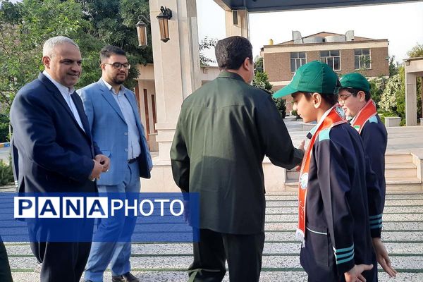 استقبال دانش‌آموزان پیشتاز از فرمانده سپاه استان تهران در اداره کل آموزش و پرورش شهرستانهای تهران