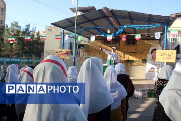 اجتماع استکبار ستیزی و رویداد پلاکاردنویسی دانش‌آموزان سمنان