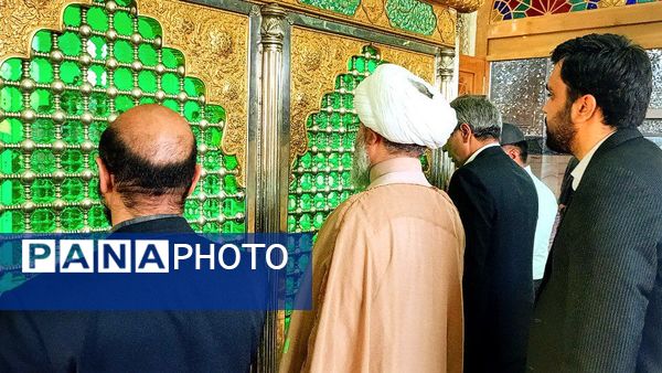 دولتمردان غبار از مزار شهدا برداشتند 