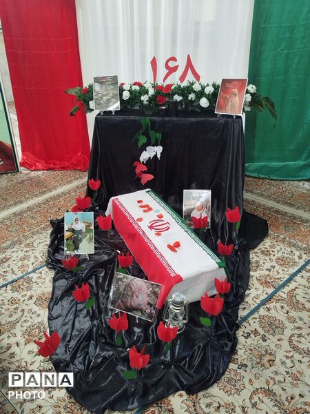 حضور دانش آموزان دبیرستان نمونه آیت الله خامنه ای در مراسم گرامیداشت رهبر معظم انقلاب اسلامی