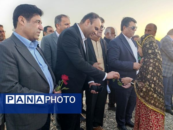 کلنگ ساخت دبستان 14 کلاسه خیرساز در روستا دهو شهرستان میناب به زمین زده شد