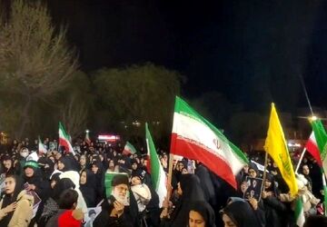 حضور حماسی مردم شهرستان دورود تا پیروزی رزمندگان اسلام در خیابان 
