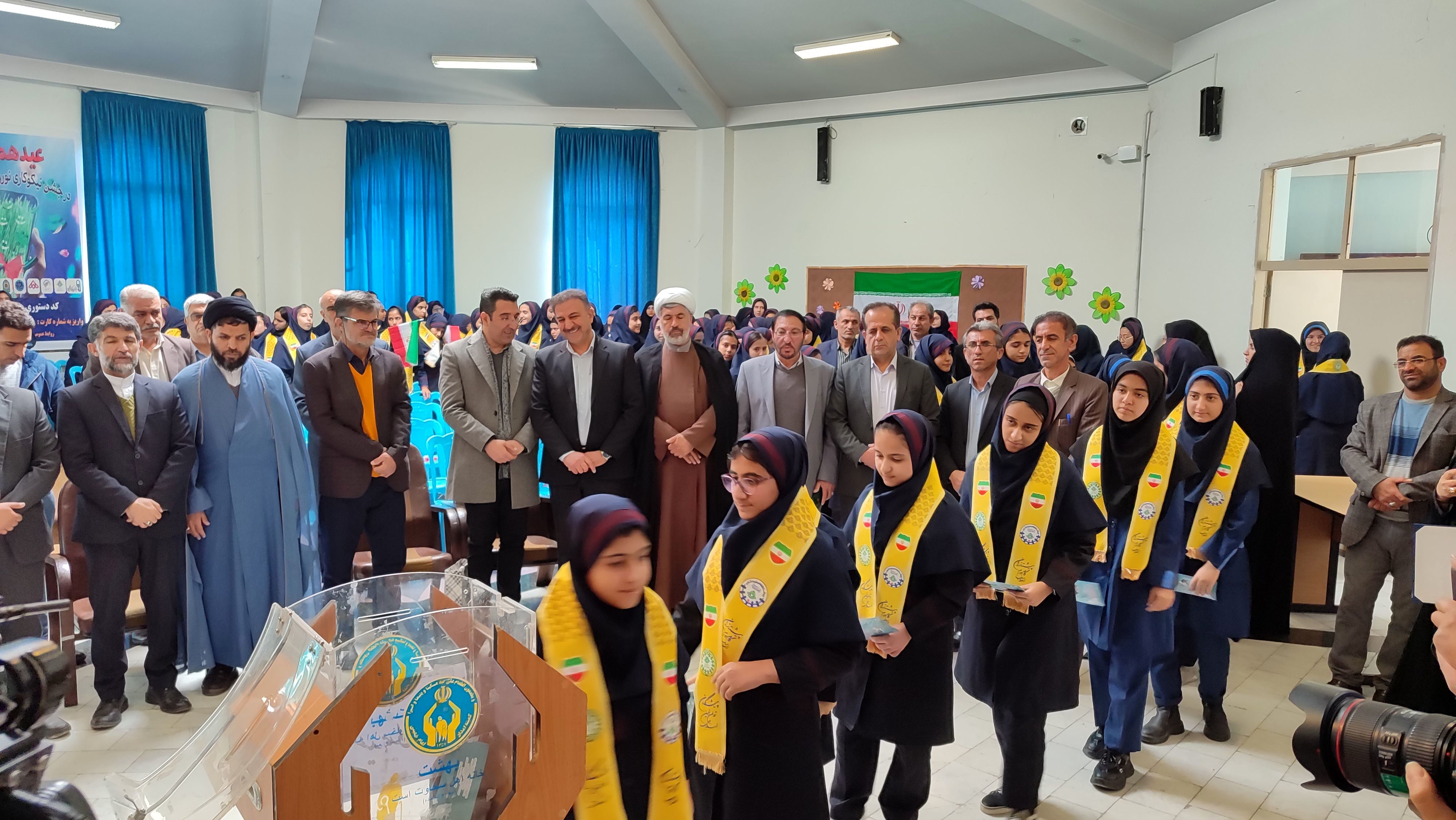 نواخته شدن زنگ نیکوکاری در دبیرستان مولوی شهرکرد 