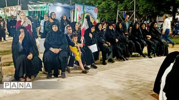 قلب‌های مردم به عشق وطن در چهار باغ خرم‌ آباد، برای ایران تپید