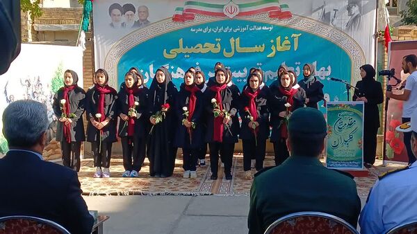 نواختن زنگ استانی مهر، ایثار و مقاومت در مدرسه نمونه دولتی ۹ دی به مناسبت آغاز سال تحصیلی و هفته دفاع مقدس