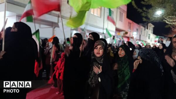دهه نودی‌ها همچنان ایستاده اند