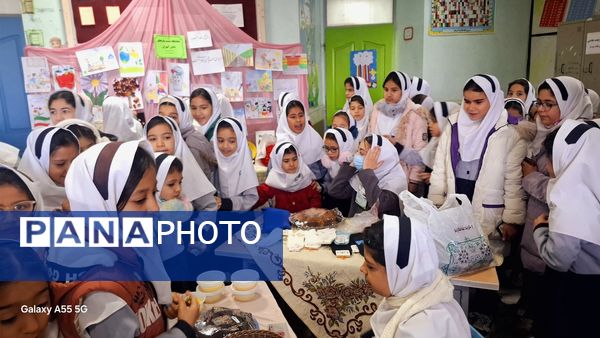  بازارچه آثار دانش آموزان پایه ششم مدرسه فاطمه الزهرا(س) به مناسبت هفته «ماها»