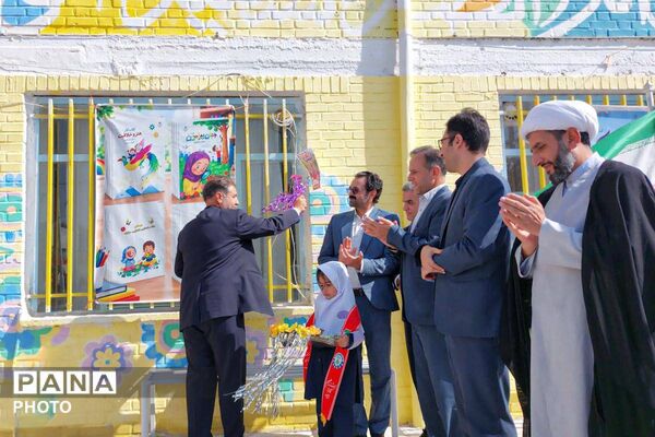 جشن شکوفه‌های کلاس اولی در دبستان فرهنگیان