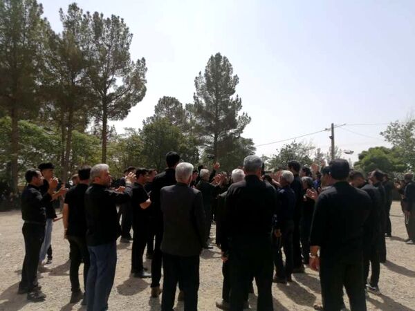 مراسم سنتی سینه زنی در روز عاشورای حسینی در روستای نقاب