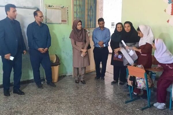 بازدید مدیر آموزش و پرورش حاجی آباد از دبستان استقلال