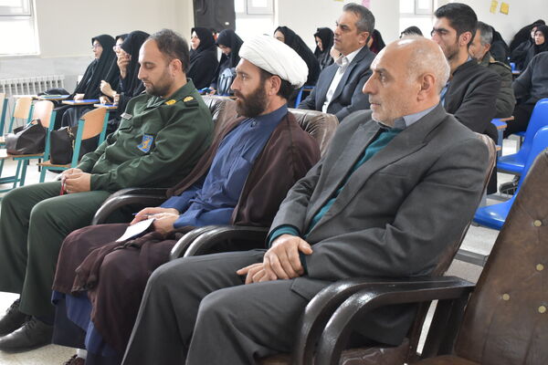 نشست بصیرتی فرهنگیان منطقه نوخندان با سخنرانی فرمانده سپاه درگز 