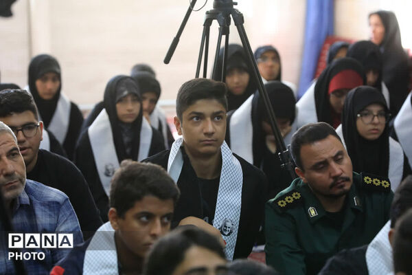 دیدار دانش آموزان بسیجی شهرستان بیرجند با نماینده ولی فقیه در استان