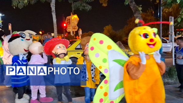 کارناوال عروسکی جشنواره فیلم‌های کودکان و نوجوانان در چهارباغ اصفهان 
