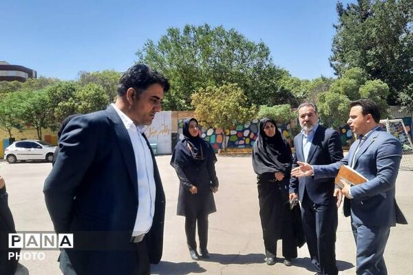بازدید مدیر آموزش و پرورش ناحیه دو شهرری از دبستان شهید چمران