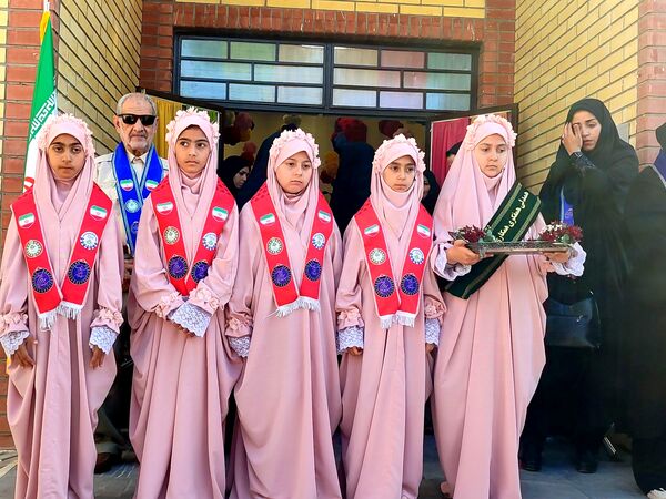 بازدید ارزیابان پیشتاز کشوری از دبستان فاطمه اهری هاشمی 