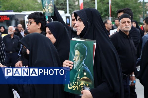 سیل خروشان زائران و مجاوران رضوی در مراسم تشییع پیکر شهدای خدمت