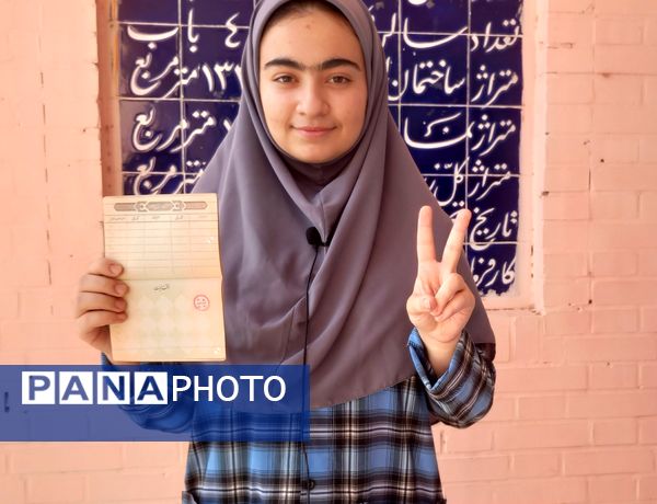 حضور مسئولان و مردم انقلابی شهرستان ملارد در پای صندوق‌های رأی