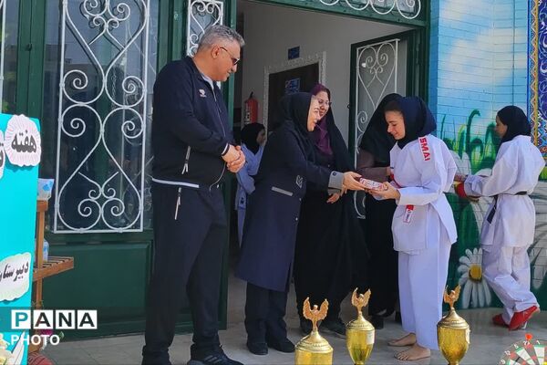 افتتاح زمین ورزشی در دبیرستان الزهرا به مناسبت هفته تربیت‌بدنی