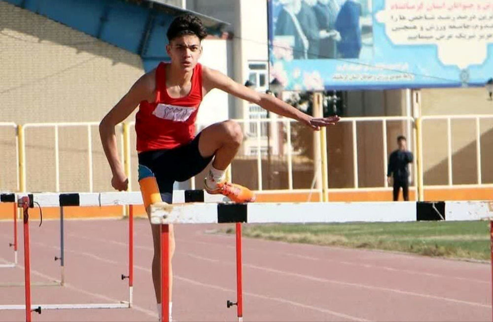 نشان نقره چهارمین دوره  رقابت های بین المللی امام رضا بر گردن دانش آموز همدانی