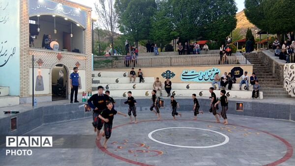 زورخانه در آغوش آب؛ اجرای آیین ورزش باستانی در دریاچه «مادر»