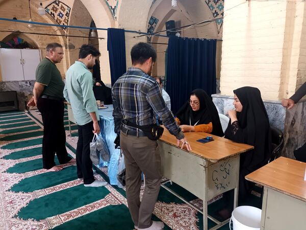 حضور مسئولان، مردم و رای اولی‌های چناران پای صندوق‌های رای در میدان انتخابات 