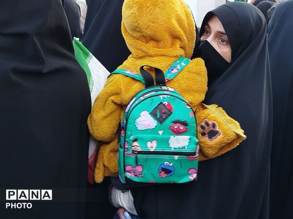 دانش آموزان کرمانی در سوگ «شهدای دبستان شجره طیبه میناب»