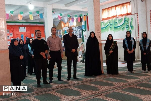 نمایشگاه مدرسه انقلاب در دبیرستان جوادالائمه بهارستان‌دو