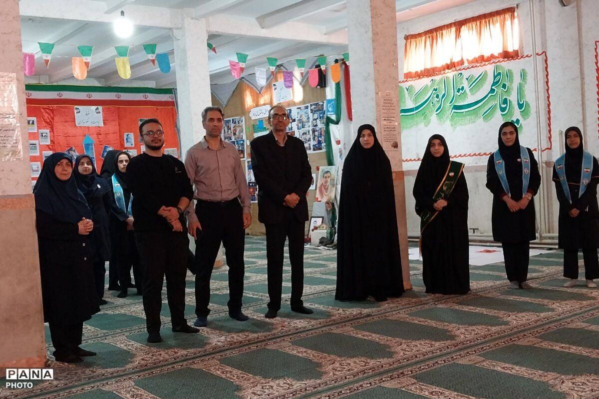 نمایشگاه مدرسه انقلاب در دبیرستان جوادالائمه بهارستان‌دو