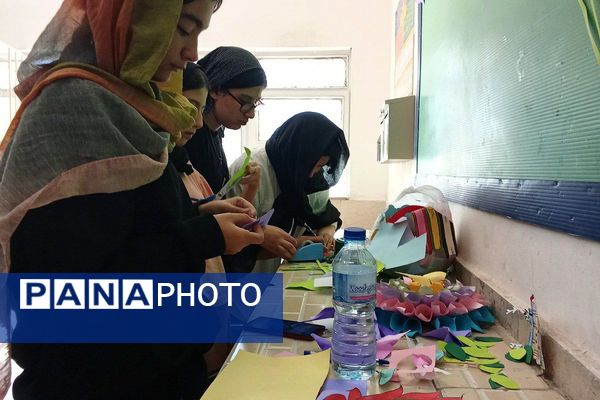 اجرای طرح غبارروبی نمازخانه مدارس در دبیرستان توحید یک شهرستان قدس