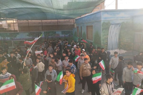 جشن آغاز دهه فجر در دبیرستان شهید احمدی روشن 