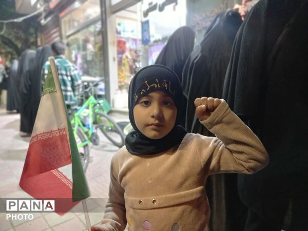 حضوری شبانه با پرچم پرافتخار ایران